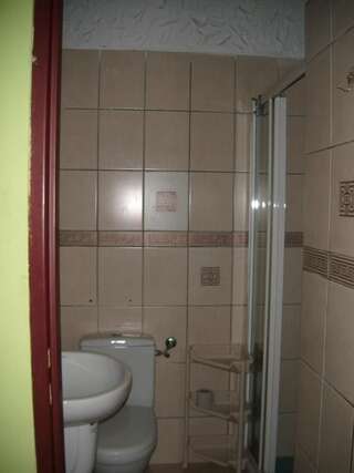 Хостелы Noclegi - Pokoje KING Дравско-Поморске Трехместный номер с ванной комнатой-4